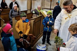 Kostelem na Liberecku zněl štěkot psů, požehnali jim i jejich pánům - Novinky
